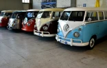 Des vans Volkswagen d'époque garés dans un garage après avoir été entièrement restaurés par des mécaniciens de l'entreprise "spécialiste T1", le 3 novembre 2016 à Florence