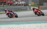 Le pilote espagnol Jorge Martin (Ducati-Pramac) Ă la lutte avec l'Italien Francesco Bagnaia (Ducati) (d), lors de la course sprint du Grand Prix de Malaisie de Moto GP, le 2 novembre 2024 Ă Sepang
