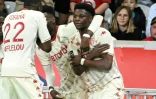 Le milieu de terrain monégasque Aurélien Tchouaméni, félicité par ses coéquipiers, après avoir marqué contre Lille, lors de la 36e journée de Ligue 1, le 6 mai 2022 au Stade Pierre-Mauroy à Villeneuve-d'Ascq