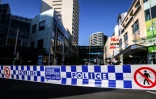 Périmètre de sécurité établi par la police autour du centre commercial de Sydney où une attaque au couteau a fait six morts, le 14 avril 2024