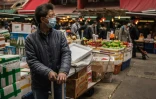 Un marché à Hong Kong où les passants se protègent contre la propagation du coronavirus avec des masques, le 9 février 2020