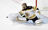 Le gardien des Boston Bruins  Tuukka Rask face aux Carolina Hurricanes lors du match 3 de la finale de la Conférence Est des play-offs NHL, le 14 mai 2019 à Raleigh 