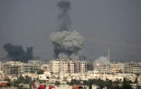 Une colonne de fumée s'élève de la ville de Hammouriyé dans la Ghouta orientale, cible de raids du régime, le 20 février 2018