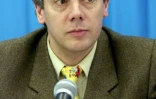 L'entraîneur des équipes nationales, Gilles Beyer, en conférence de presse aux Championats d'Europe de patinage artistique, à Prague, le 30 janvier 1999