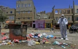 Du désinfectant projeté sur des détritus à Sanaa (Yémen) le 30 mars 2020