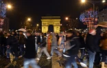 Des anonymes sur les Champs Elysées le 31 décembre 2012 à Paris