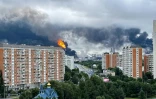De la fumée noire s'élève au-dessus de la raffinerie de pétrole russe de Gazprom Neft, située dans la banlieue sud-est de Moscou, le 18 juin 2026. L'Ukraine a mené tot le 18 juin une attaque de drones "de grande envergure" contre Moscou, plusieurs d'entre eux ayant atteint une raffinerie de pétrole, a déclaré le maire de la ville, Sergueï Sobianine.
