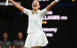 Harmony Tan célébrant sa victoire contre Serena Williams le 28 juin 2022 au premier tour de Wimbledon. "Je suis si émue que je ne trouve pas les mots, a commenté la Française. Elle est une superstar, je l'ai regardée si souvent à la télévision que pour mon premier Wimbledon, c'est... whaou !"