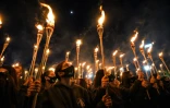 Des personnes portant des flambeaux défilent à Erevan en hommage aux victimes des massacres d'Arméniens par l'Empire ottoman pendant la Première Guerre mondiale, le 24 avril 2021 en Arménie