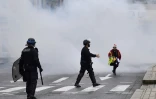 Une femme portant un bonnet de Père Noël et  un gilet jaune pendant que la police disperse une manifestation de lycéens, à Bordeaux le 3 décembre 2018