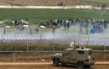 Un véhicule militaire israélien est posté près de la barrière frontalière entre Israël et la bande de Gaza, où des dizaines de milliers de Palestiniens manifestent, le 30 mars 2019, photographié depuis le kibbutz israélien de Nahal Oz 