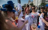 Des employées municipales de la ville de Rio distribuent des tee-shirts sur le virus Zika lors du carnaval, le 6 février 2016