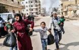 Des civils tentent de fuir les bruits d'explosion dans la ville kurde d'Afrine, dans le nord-ouest de la Syrie, le 18 mars 2018