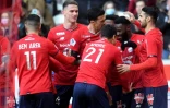 Le milieu de terrain lillois Jonathan Bamba, félicité par ses coéquipiers après son but marqué contre Clermont, lors de la 27e journée de Ligue 1, le 6 mars 2022 au Stade Pierre-Mauroy à Villeneuve-d'Ascq