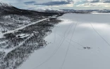Vue aérienne du lac et de la station biologique de Kilpisjärvi, à l'extrême nord-ouest de la Finlande, le 14 mars 2026
