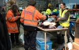 Distribution de vêtements à des migrants le 22 février 2016 à "l'Auberge des Migrants" à Calais