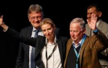 Alice Weidel et Alexander Gauland saluent leur nomination pour mener la campagne du parti anti-immigraton AfD aux législatives, lors du congrès du parti à Cologne le 23 avril 2017