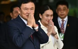 L'ancien Premier ministre de la Thaïlande Thaksin Shinawatra, accompagné de sa fille Paetongtarn Shinawatra, à son arrivée à Bangkok, le 22 août 2023
