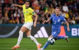 L'attaquante française Eugénie Le Sommer (d.) et la défenseure brésilienne Rafaelle (g.) lors du match du groupe F du Mondial féminin entre la France et le Brésil, à Brisbane le 29 juillet 2023