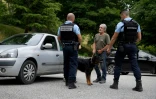 Des gendarmes en discussion avec un habitant du village de Gréolières, le 19 juillet 2021, lors de la traque d'un homme soupçonné de féminicide
