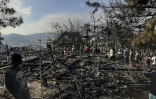 Un camp détruit en partie par le feu sur l'île grecque de Samos le 15 octobre 2019 après une rixe entre demandeurs d'asile