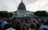La foule se rassemble à l'aube devant le Capitole à Washington, le 24 septembre 2015, avant l'arrivée du pape François