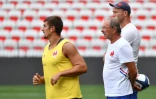 Le sélectionneur du XV de France Jacques Brunel supervise l'entraînement de son équipe à Nice, le 16 août 2019