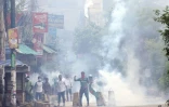 La police tire des gaz lacrymogènes sur des manifestants à Bogra, au Bangladesh, le 4 août 2024