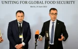 Le ministre allemand de l'Agriculture Cem Ozdemir (droite) et son homologue ukrainien Mykola Solskyi s'adressent au public lors d'une conférence sur la sécurité alimentaire à Berlin, le 24 juin 2022
