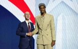 Le président de la NBA Adam Silver pose avec le Français Alex Sarr (R) sélectionné en deuxième position de la Draft NBA le 26 juin 2024 à New York