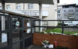 Des fleurs et un message en hommage à Louise déposés devant son collège André Maurois à Epinay-sur-Orge, le 8 février 2025 dans l'Essonne