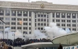 Une capture d'écran montre des manifestants massés devant un bâtiment administratifs à Almaty où les troubles se sont étendus le 5 janvier 2022