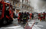 Des pompiers évacuent un blessé après une explosion dans une boulangerie, le 12 janvier 2019, rue de Trévise dans le 9e arrondissement de Paris
