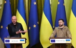 Le président ukrainien Volodymyr Zelensky (d) et le président du Conseil européen Charles Michel lors d'une conférence de presse à Kiev, le 20 avril 2022
