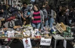 Des membres du mouvement les "Gars'pilleurs" redistribuent de la nourriture récoltée dans les poubelles d'un supermarché, dans le centre de Lyon le 25 septembre 2015