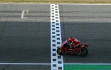 L'Espagnol Marc Marquez (Ducati) franchit en vainqueur la ligne d'arrivée du GP moto de Thaïlande, le 2 mars 2025 à Buriram