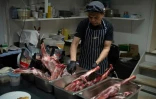 Un employé asiatique dans un restaurant à Ilulissat, au Groenland, le 18 mars 2026
