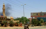 De la fumée au-dessus de Khartoum pendant des combats entre armée et paramilitaires, le 19 avril 2023 au Soudan