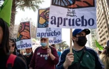 Des Chiliens partisans du "j'approuve" la proposition de nouvelle constitution, le 20 août 2022 à Santiago du Chili