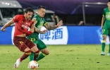 Nico Yennaris à la lutte avec Ricardo Goulart lors d'un match de Chinese Super League (CSL) entre Beijing Guoan et Hebei China Fortune le 12 août 2020 à Suzhou