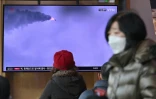 Un écran diffuse des images de missiles nord-coréens dans une gare de Séoul, le 5 mars 2022