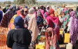 Des réfugiés qui ont fui le conflit au Soudan font la queue pour remplir des bidons d'eau potable au camp d'Ourang, à Adré, le 7 décembre 2023 au Tchad