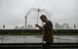 Un homme sous son parapluie lors du passage du typhon Bebinca à Shanghai, le 16 septembre 2024