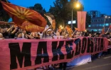 Des manifestants macédoniens protestent contre le changement de nom devant le parlement à Skopje, le 13 juin 2018