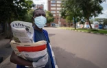 Un vendeur de journaux dans les rues de Kigali, le 22 mars 2020
