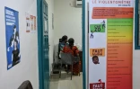 Une conseillère du centre d'accueil Akwaba Mousso pour les femmes et les enfants victimes de violences, reçoit une femme pour une consultation, le 6 mars 2024 à Abidjan, en Côte d'Ivoire 