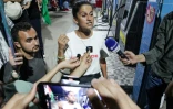 La militante allemande des droits humains Yasemin Acar (au centre) s'adresse aux médias au port de Sidi Bou Saïd, près de Tunis, le 9 septembre 2025
