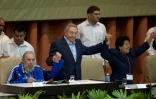 Raul Castro (debout) et son frère Fidel Castro (G) lors de la cérémonie de clôture du congrès du parti communiste cubain le 19 avril 2016 à La Havane