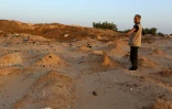 Chamseddine Marzouz pose au milieu des tombes qu'il a créusées pour enterrer des migrants morts en mer, le 12 juilllet 2017 à Zarzis en Tunisie