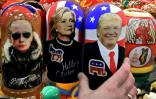 Des poupées russes traditionnelles à l'effigie de Vladimir Poutine, Hillary Clinton et Donald Trump, à Moscou, le 8 novembre 2016 